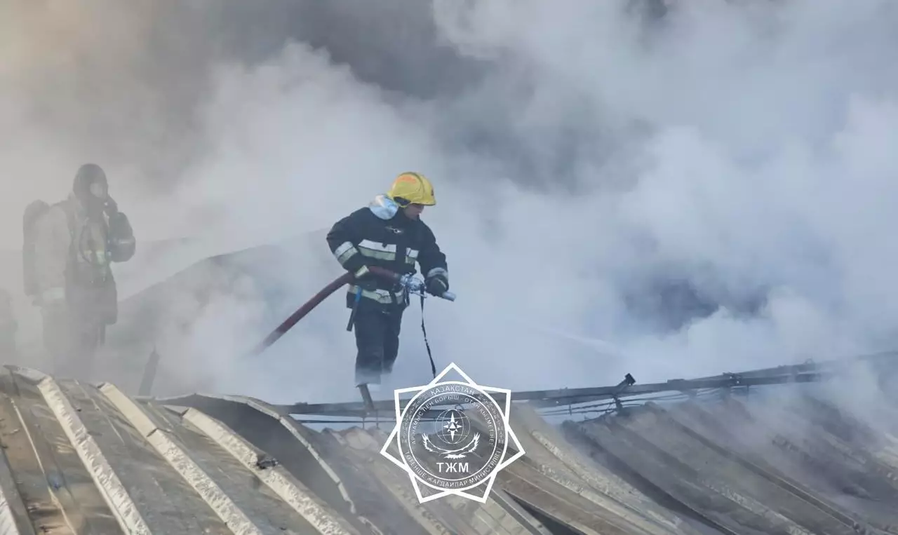 Крупный пожар на складе в Алматы локализован