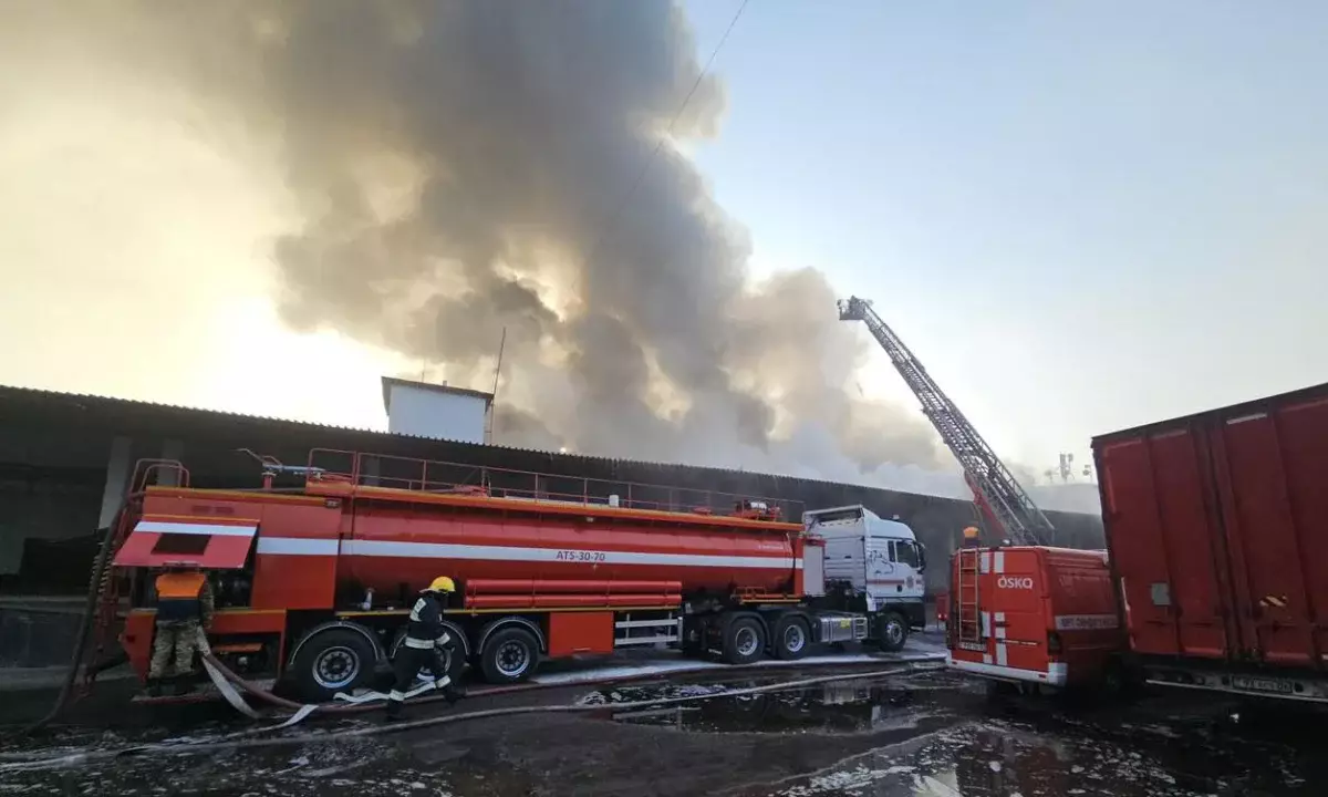 Пожар в двухэтажном складе в Алматы: МЧС работает по повышенному рангу вызова