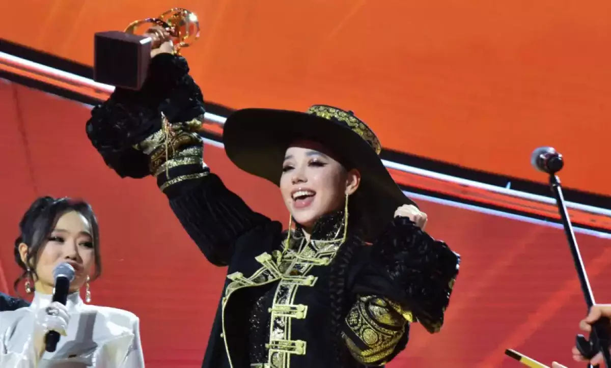 Димаш Құдайберген Silk Way Star байқауының жеңімпазын марапаттады