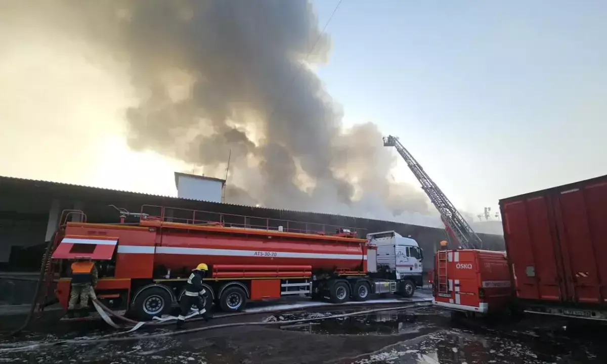 Алматыда екі қабатты қойма өртеніп жатыр