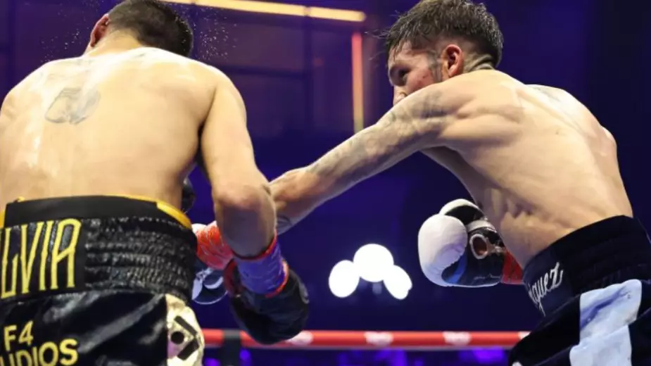 Бой за три чемпионских титула завершился нокаутом