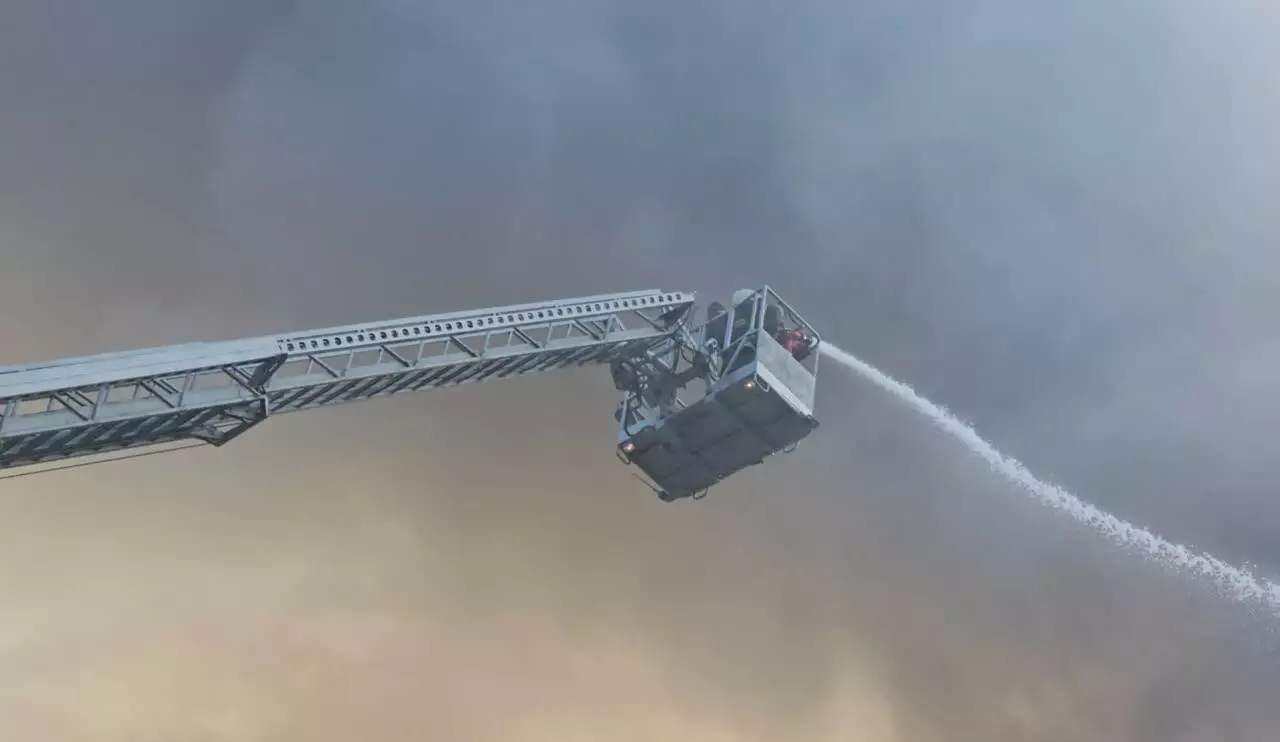 Крупный пожар на складе в Алматы ликвидирован