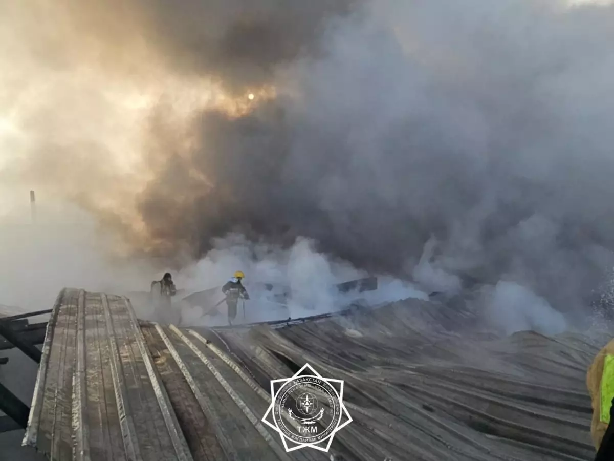 Алматыда екі қабатты қоймада өрт шықты