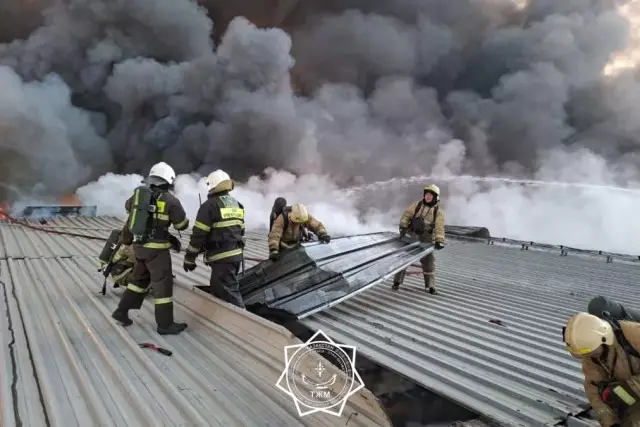 Алматыда екі қабатты қойма өртеніп жатыр