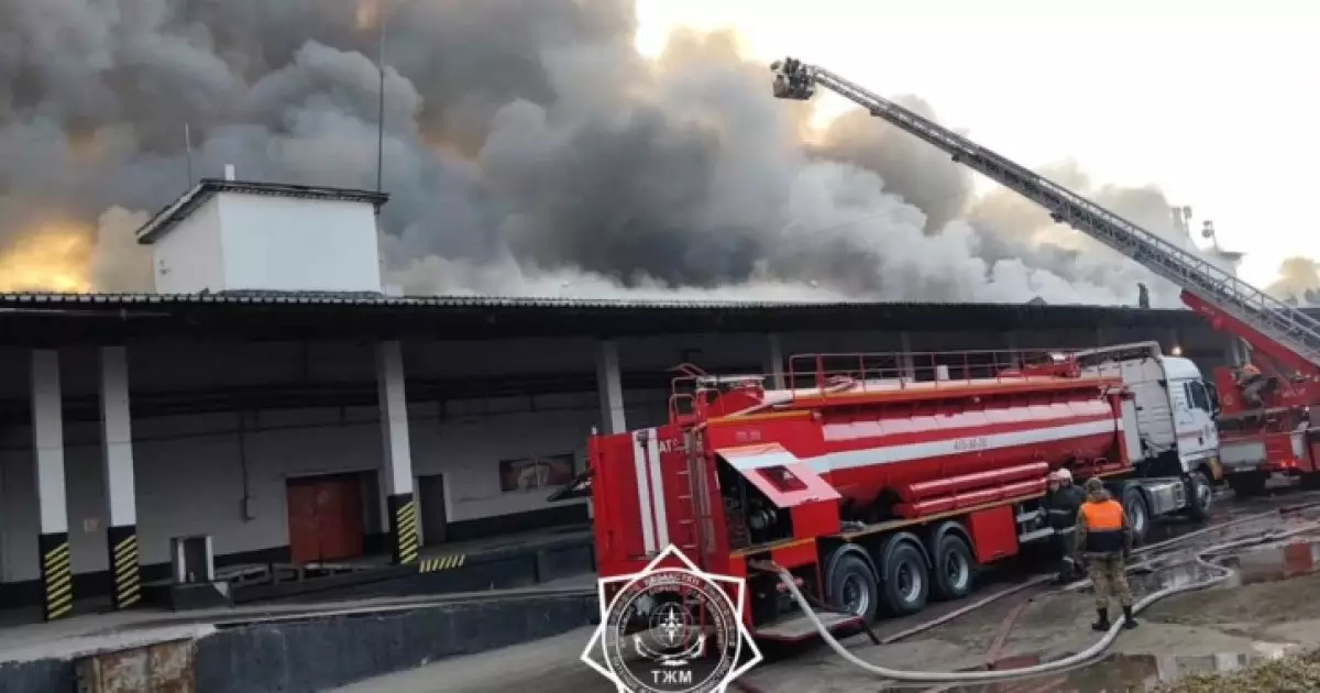   Алматыда екі қабатты қойма өртеніп жатыр   