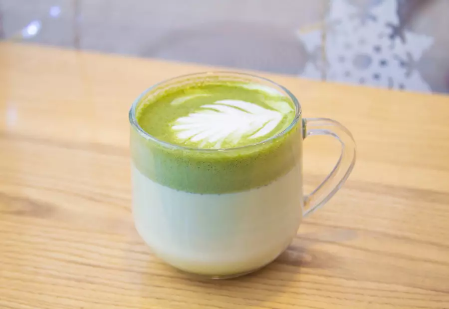 Тері сарғаюы мүмкін: дәрігерлер матча шайының қаупін айтты 