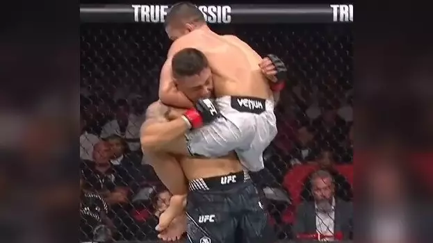 Удушающий прием Асу Алмабаева на UFC в Катаре восхитил соцсети