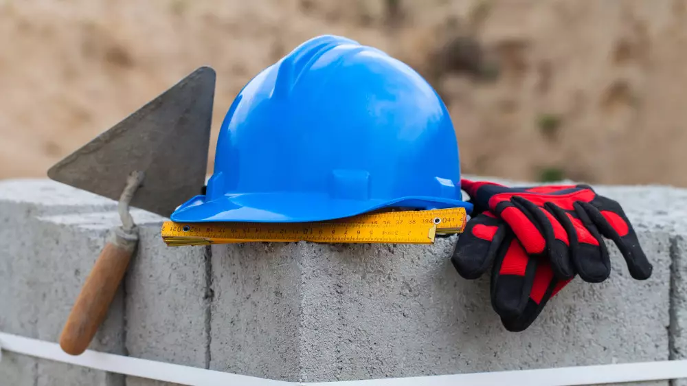 Подрядчиков в Алматы лишили лицензий, но не запретили строить: объясняем, как это возможно