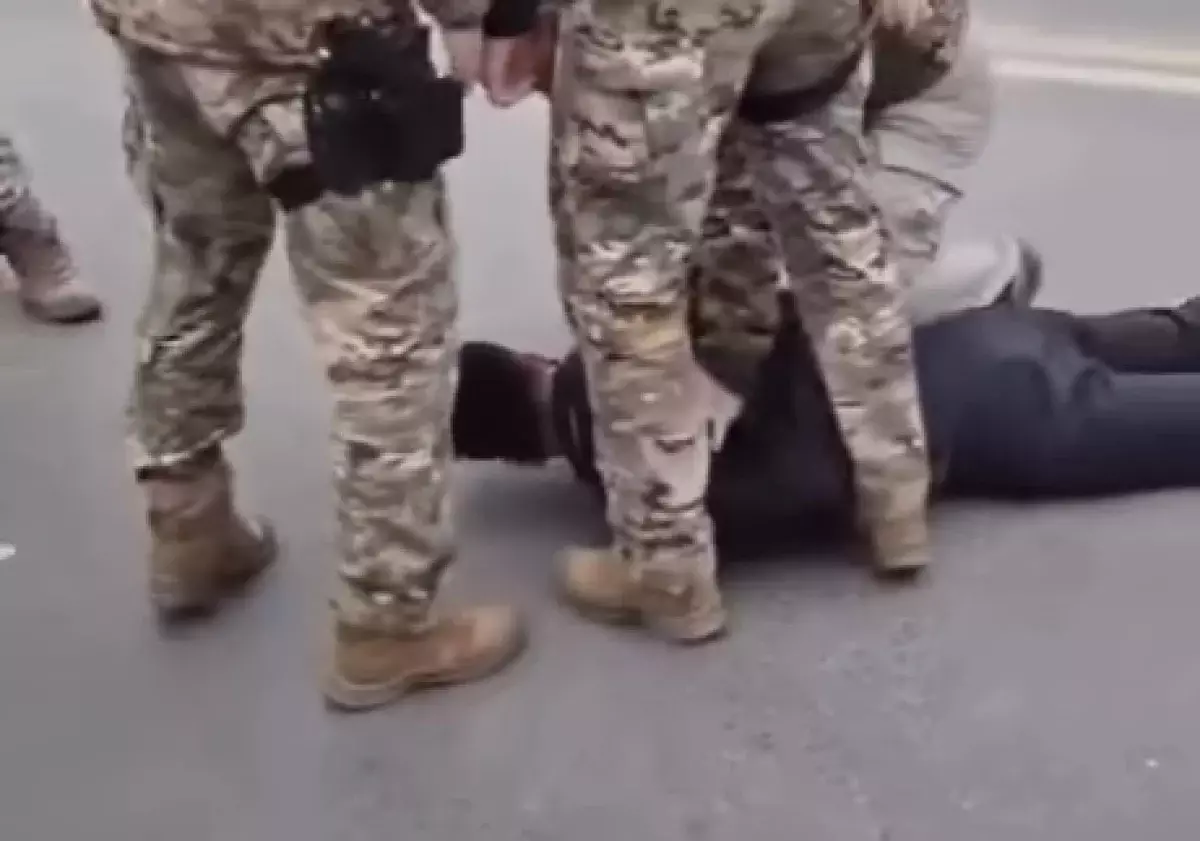 Не поделили дорогу: в Атырау водитель порезал руку оппоненту