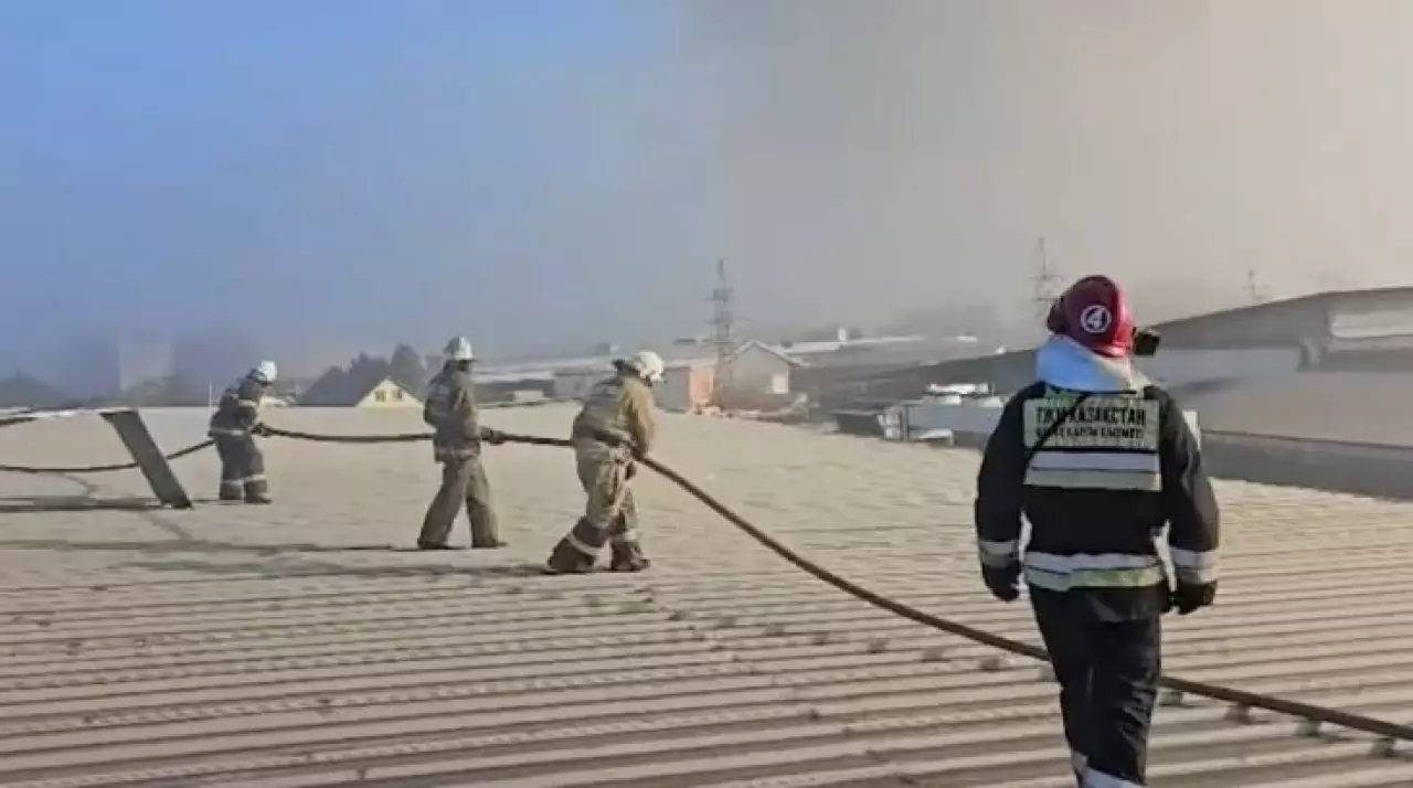Алматыда қоймадағы өрт сөндірілді