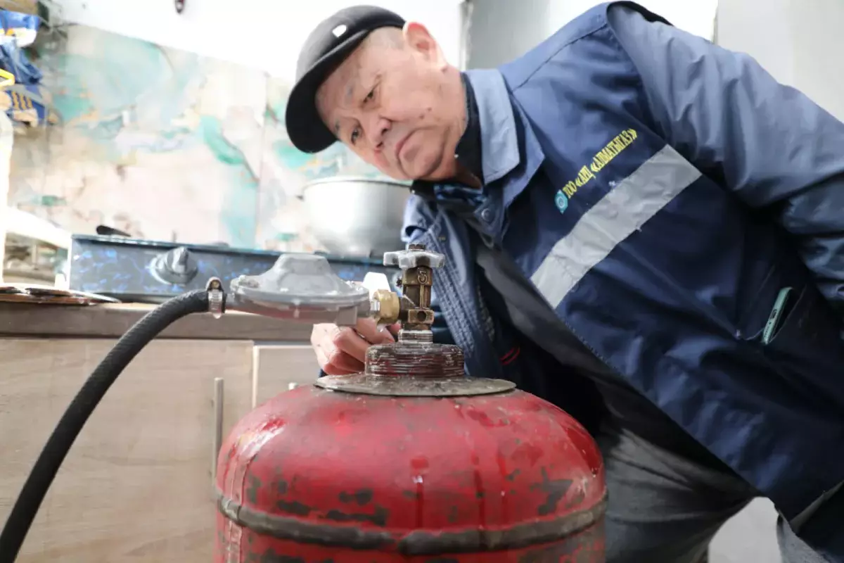 Алматы усиливает пожарную безопасность: спасательные датчики устанавливают в частных домах