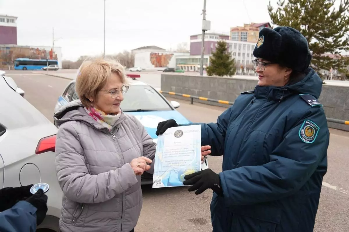 “Безопасная дорога”: в Караганде женщина-водитель 30 лет ни разу не нарушила ПДД