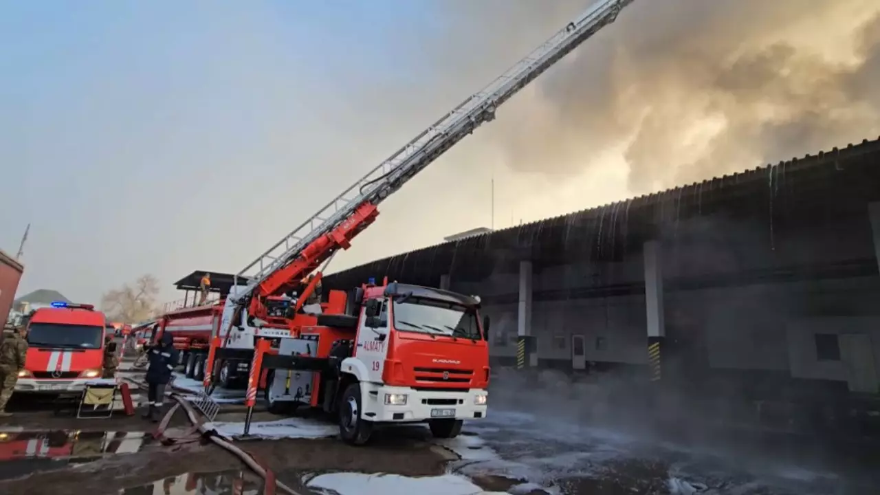 Пожар на складе в Алматы потушен