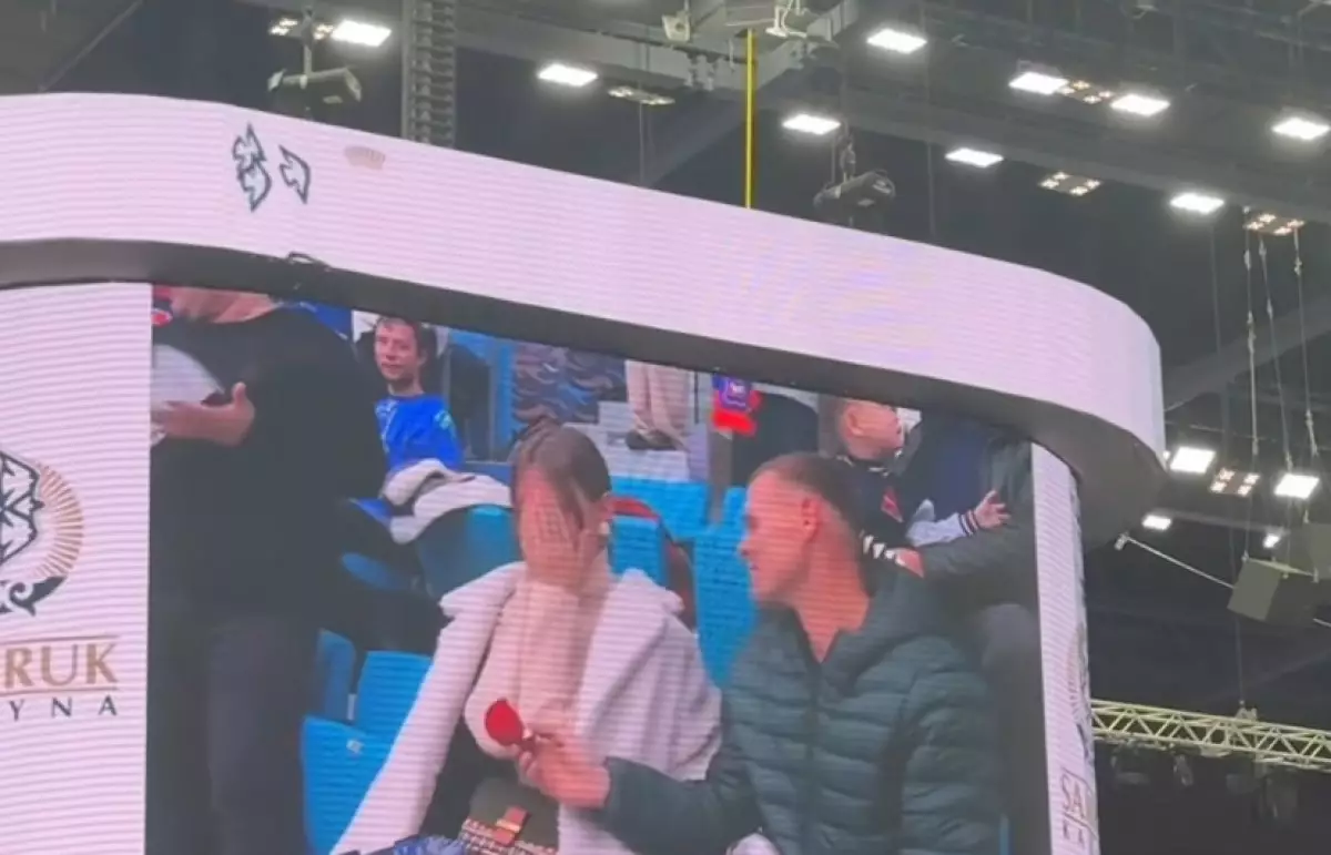 "Она сказала: Да!": на хоккейном матче девушке сделали предложение в Астане