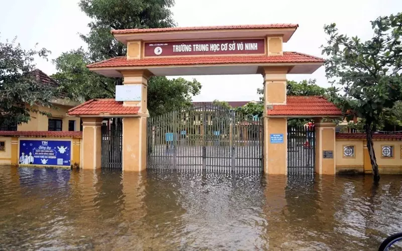 Наводнения во Вьетнаме унесли как минимум 90 жизней, десятки людей пропали.