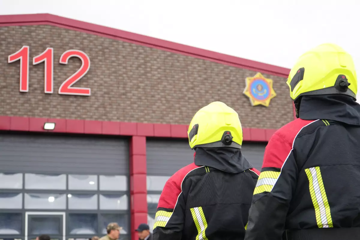 В Балхаше спасатели предотвратили падение мужчины с крыши