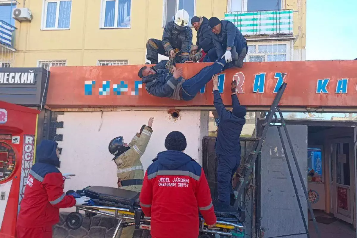 Мужчину сняли с крыши магазина спасатели в Балхаше