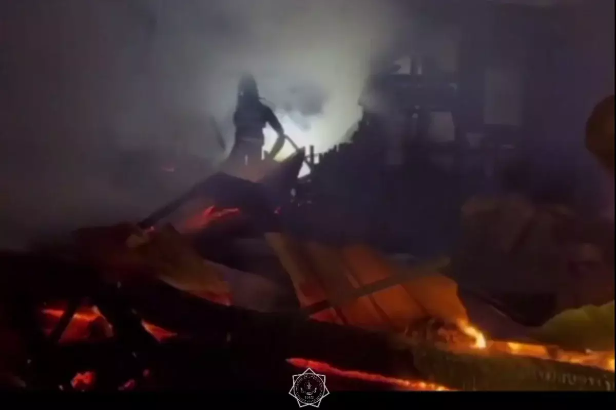 Частный деревянный дом сгорел в городе Алатау