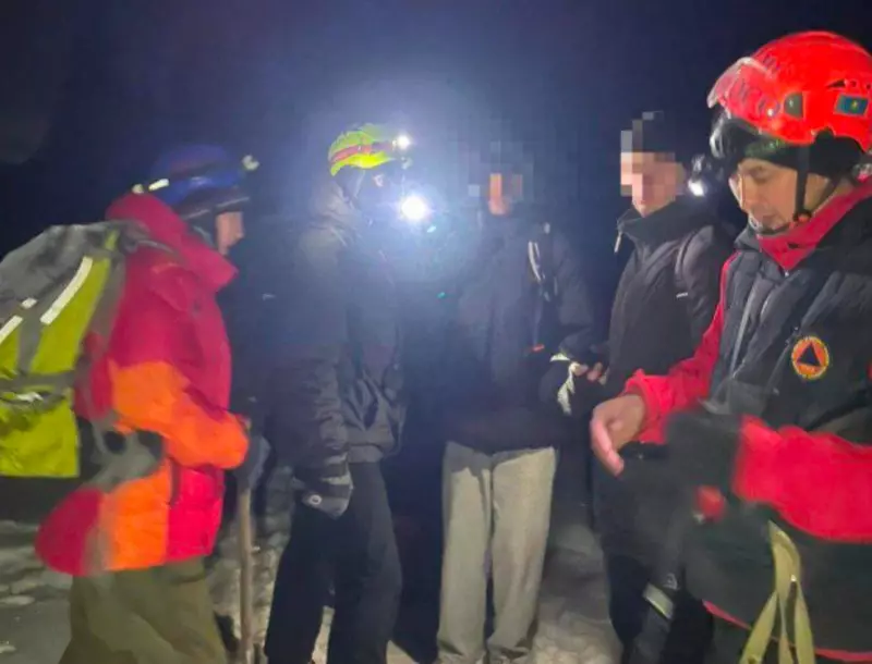 На высоте более 3000 метров в горах Алматинской области застряли туристы