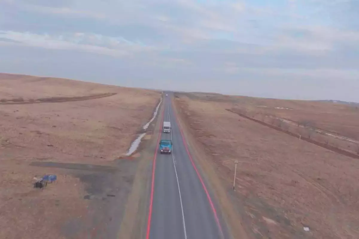 Красную сигнальную полосу впервые нанесли на обочину трассы в Карагандинской области