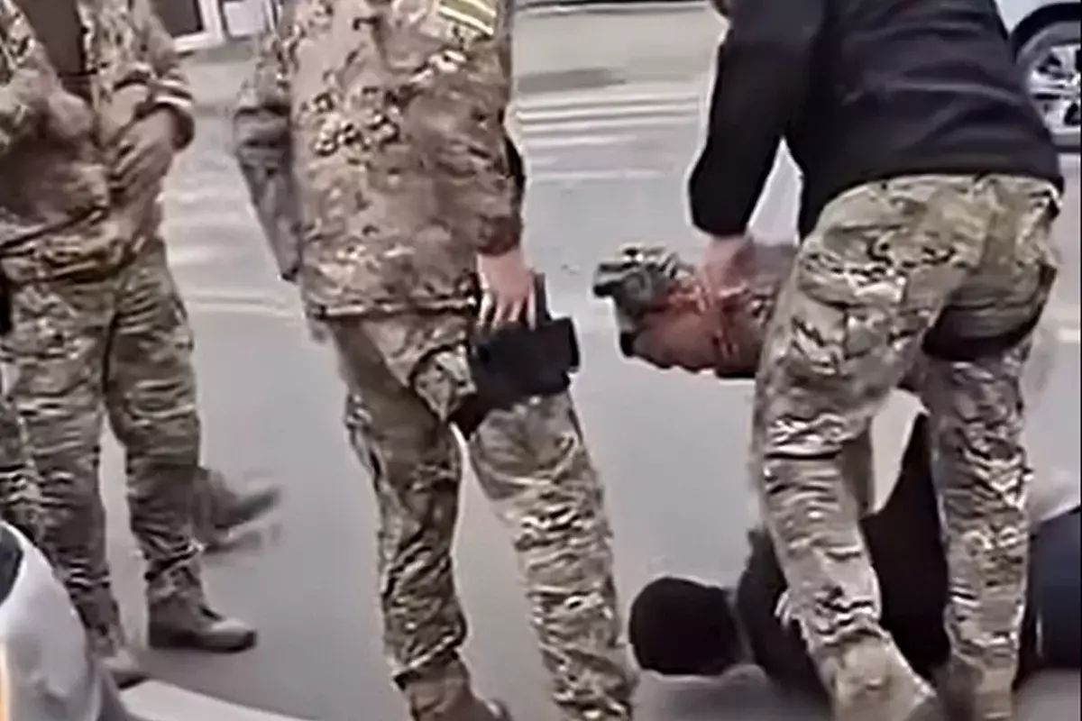 Не поделили дорогу: водитель полоснул другого ножом во время ссоры в Атырау (ВИДЕО)