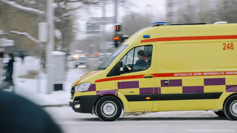 Жедел жәрдем науқасқа көмектеспей, көшеде қалдырып кеткені туралы видео тарады: қаншалық рас?