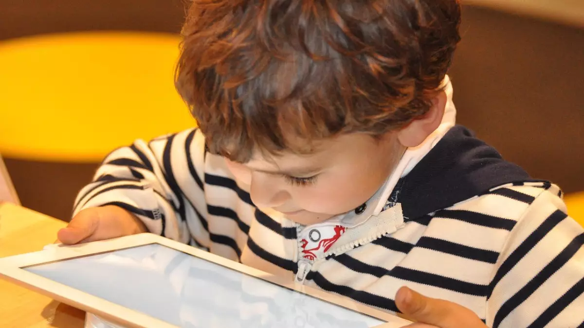 Ғалымдар планшеттің балалардың ұйқысына қалай әсер ететінін анықтады