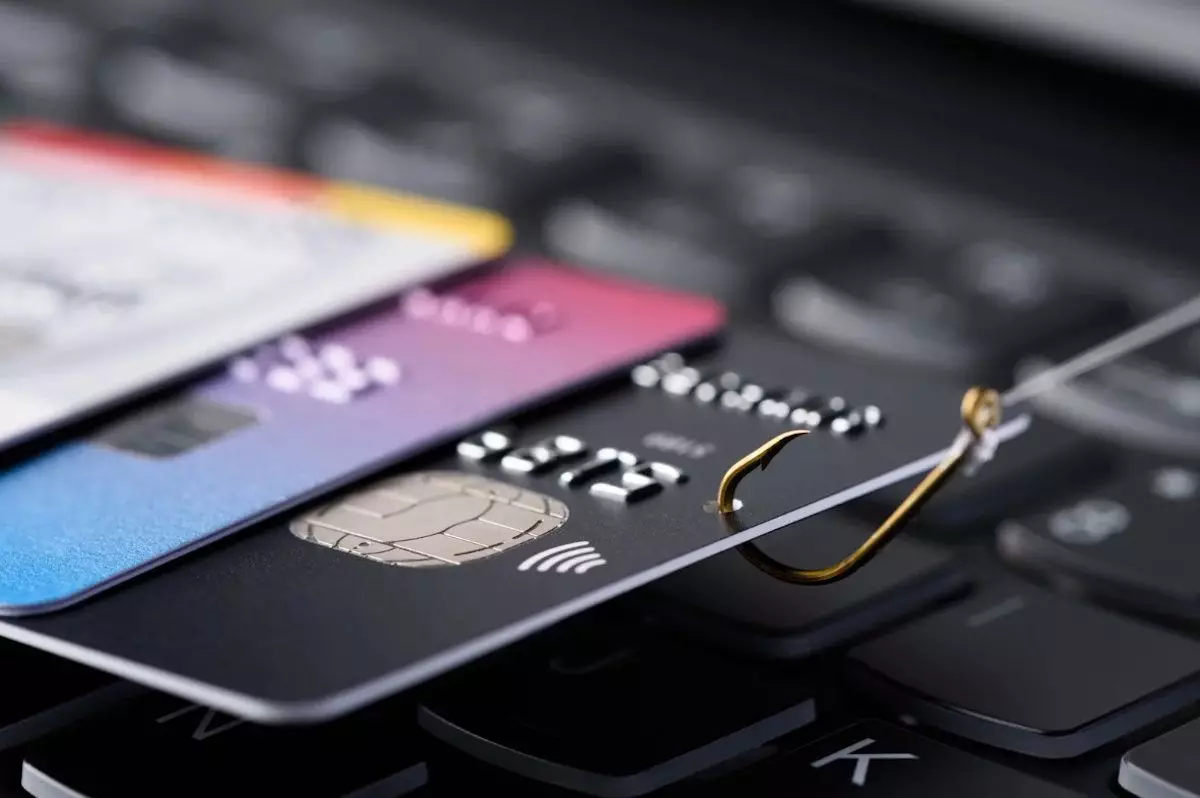 Карта только для личных средств: новые правила контроля переводов с 2026 года