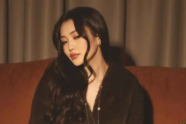 Ерке Есмахан оқырмандарынан сүйінші сұрады