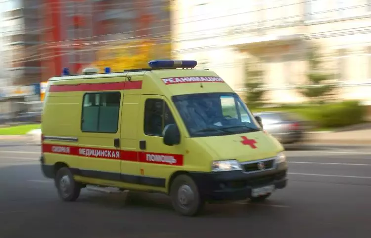 Работники скорой пинают пациента: фейк или правда