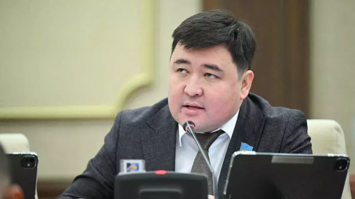 «Кім қиналып жүр? Ақша көтеріп аласыз»: депутат күтпеген мәлімдеме жасады (ВИДЕО)