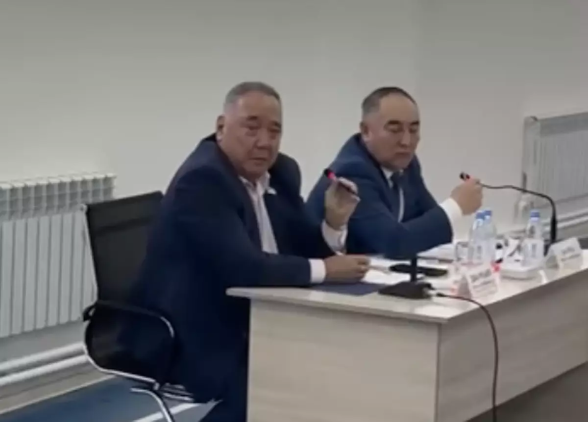 Депутат ашық жиналыстан тұрғындарды қуып шықты: Атыраудағы шенеуніктер дауға қалды