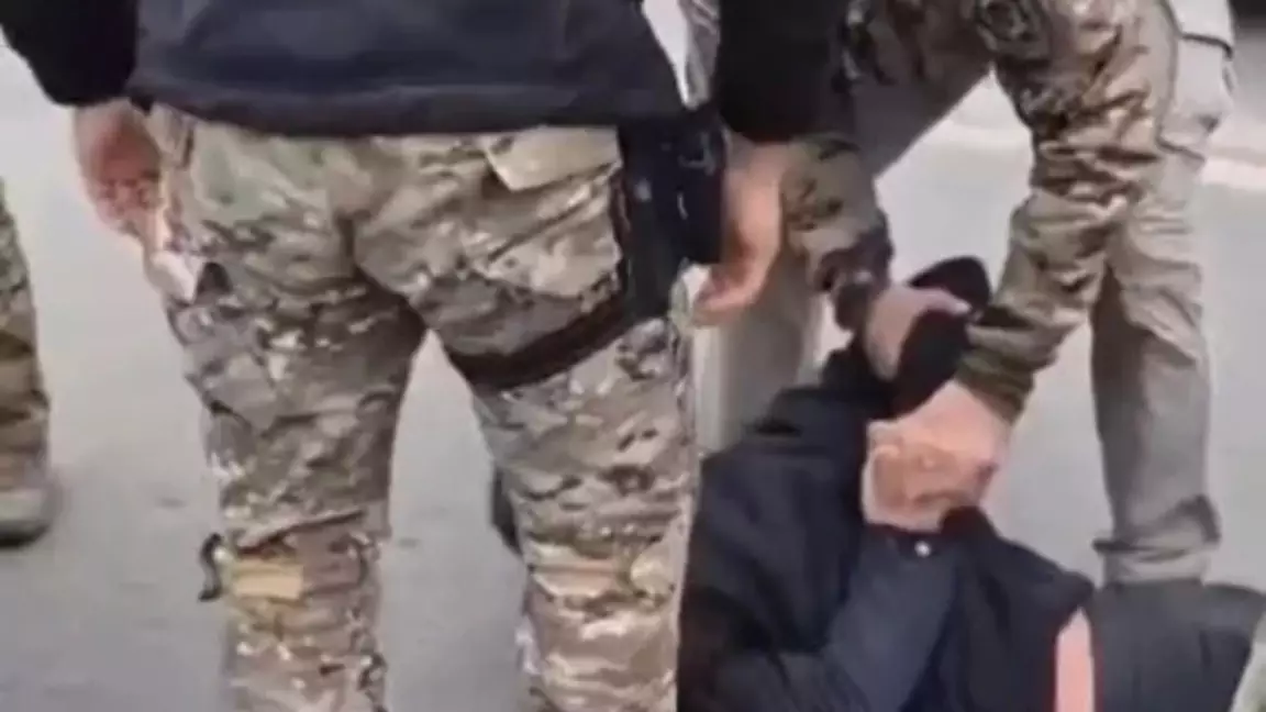 Атырауда екі жүргізушінің төбелесін «Арлан» арнайы жасақ қызметкерлері тоқтатты