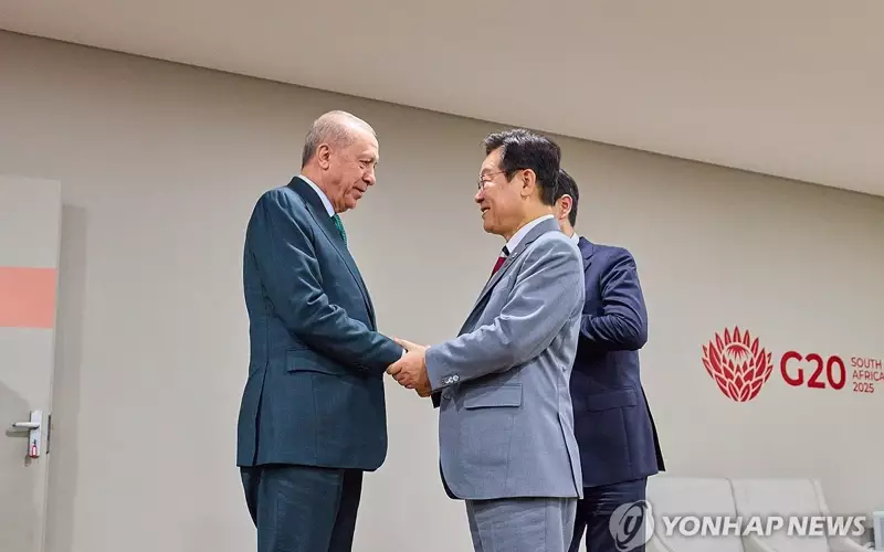 Ли из Южной Кореи прибыл в Турцию для саммита по обсуждению сотрудничества в области обороны и ядерной энергии.