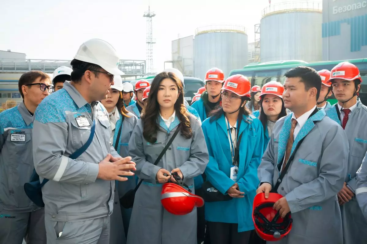 Ветераны рабочих профессий поделились опытом с молодыми кадрами в Шымкенте