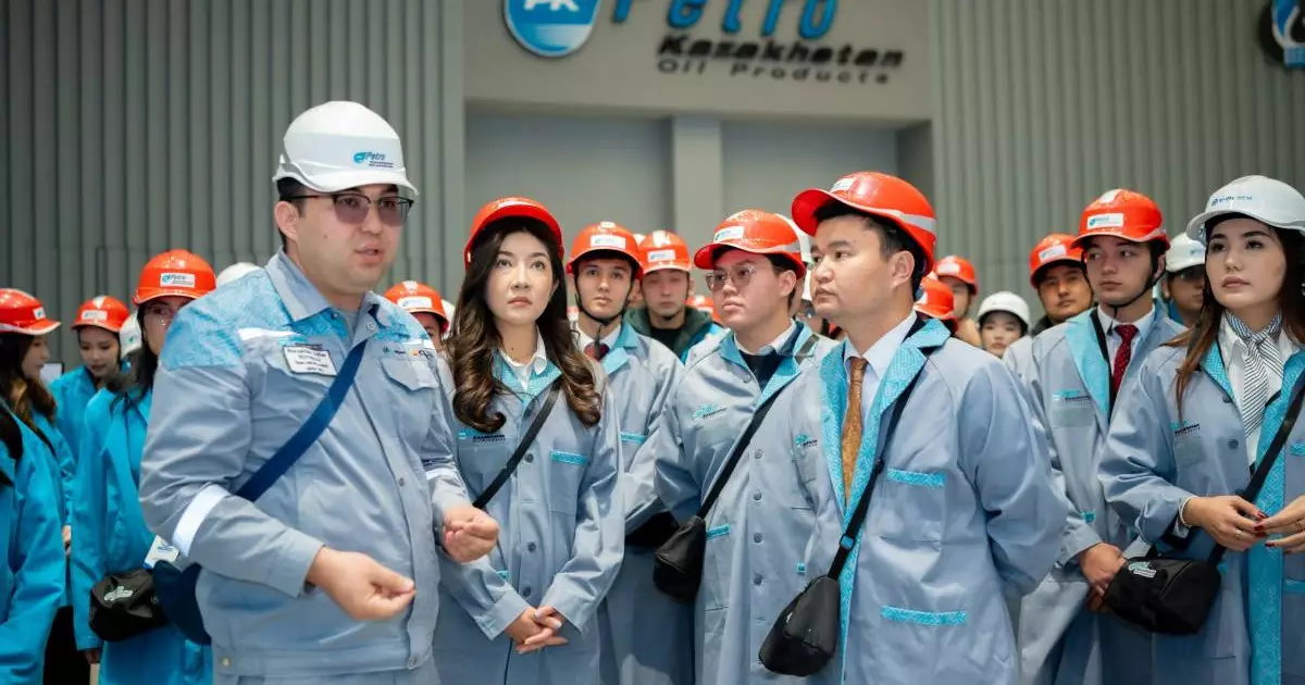  «Жұмысшы мамандықтар жылы»: Шымкент жастары кәсіпкерлермен пікір алмасып, мұнай өңдеу зауытын аралап көрді 