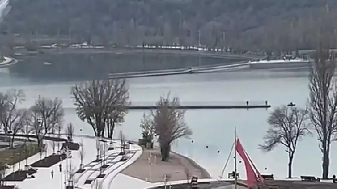 Алматыда Сайран көліндегі понтон көпірлерін алып тастады: себебі неде?