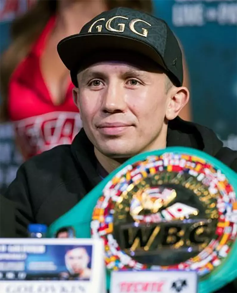 Фото: казахстанский боксер Геннадий Головкин позирует со своими чемпионскими поясами.