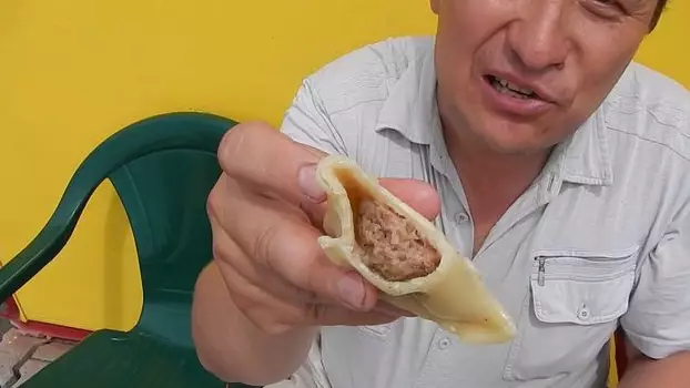 Жігіттер Тұрсынбек Қабатовты жамандап, тамаққа тойып жатыр