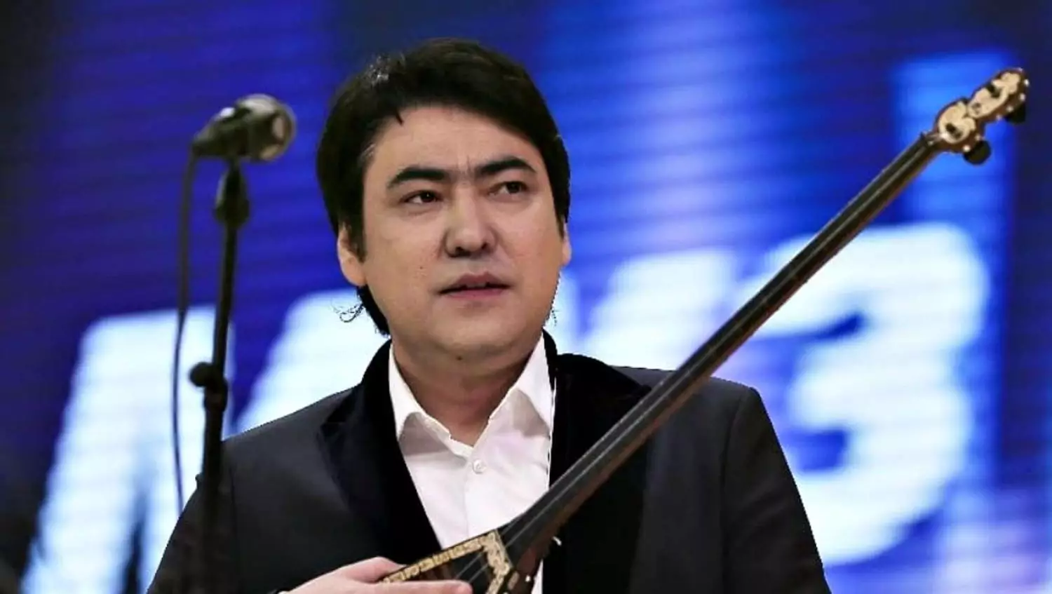 «Бәрі далаға кетті»: темекімен бата берген Мейрамбек Беспаев қызу талқыға түсті (ФОТО)