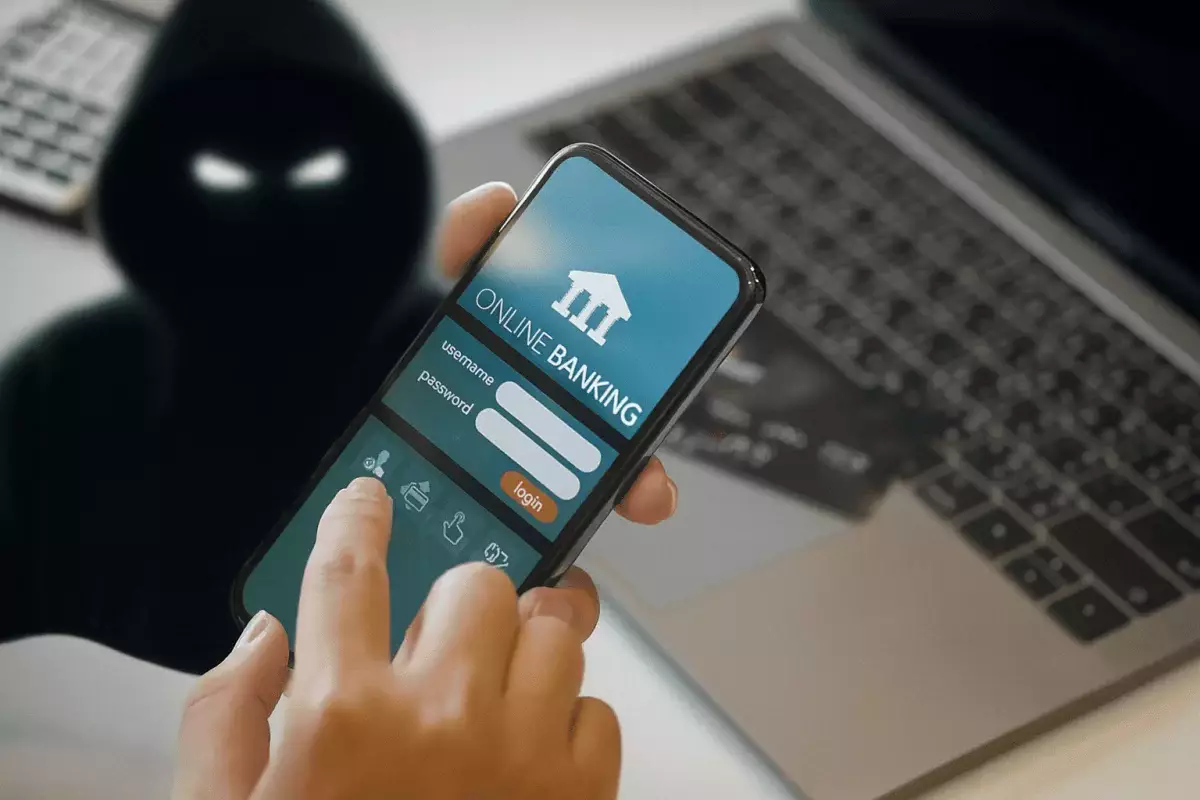 Получили «случайный перевод»: возвращать деньги опасно, предупреждает Нацбанк РК