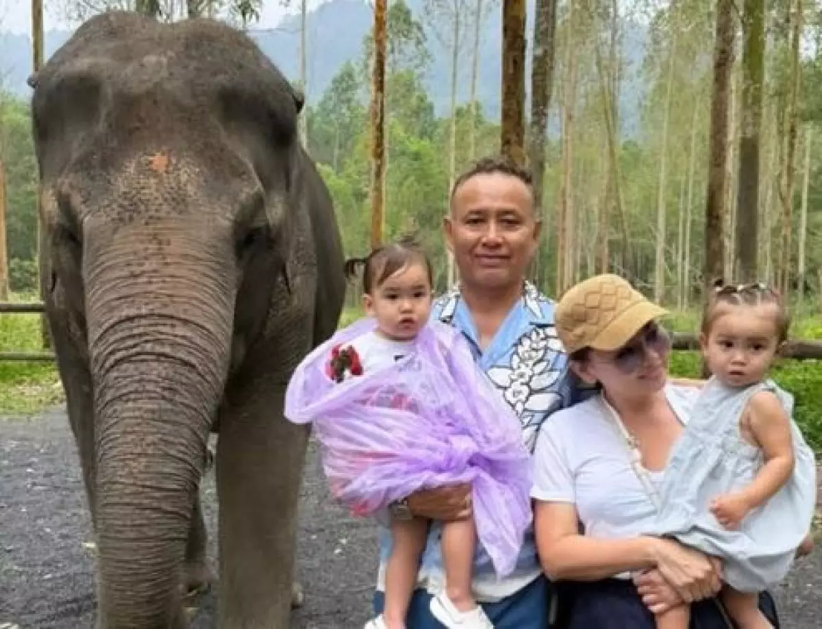 Дочери Баян Алагузовой покормили слонов в Таиланде