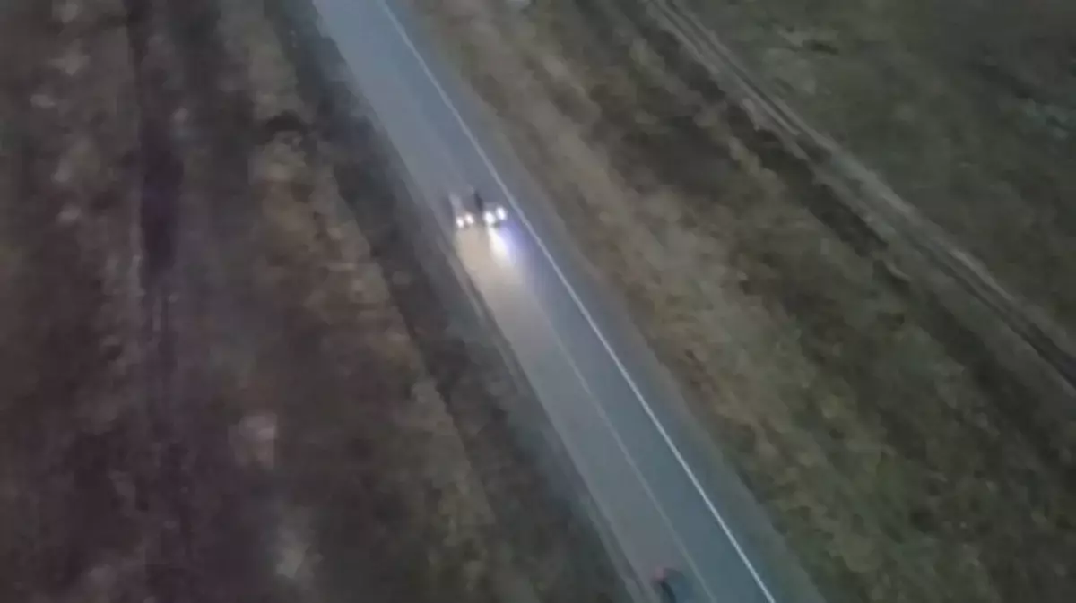 Ақмоланың полициясы тас жолдың төбесіне дрон ұшырып, ереже бұзған жолаушыларды ұстап жатыр (ВИДЕО)