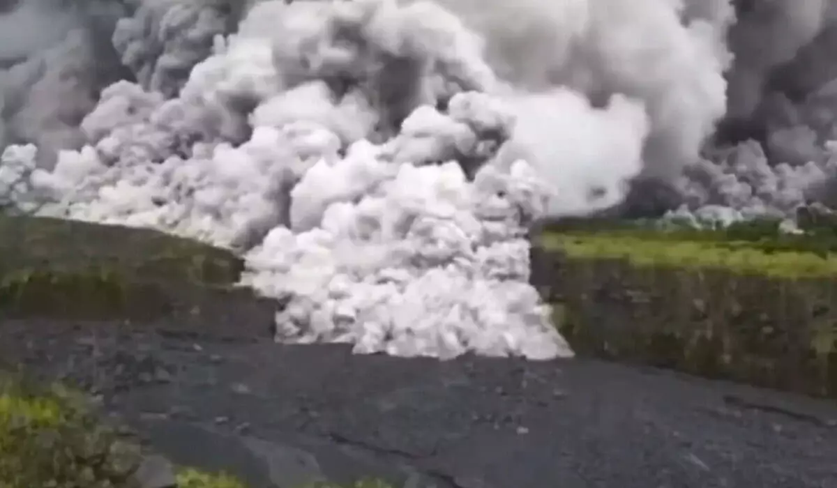 Вулкан Семеру в Индонезии активизировался: сотни жителей эвакуированы