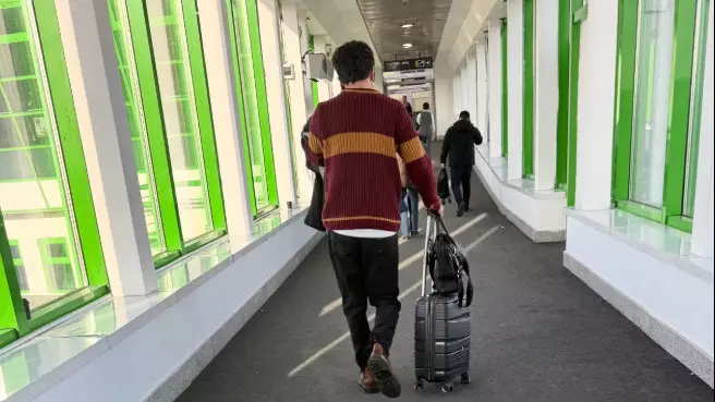 Димаша Кудайбергена заметили в самолёте в стиле Гарри Поттера — он был в свитере Гриффиндора