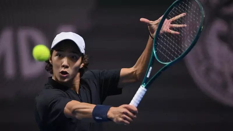 Амир Омарханов выигрывает свой первый профессиональный титул в теннисе.