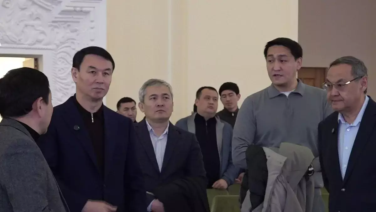 Аким Алматы проверил ход работ по реконструкции нескольких объектов города