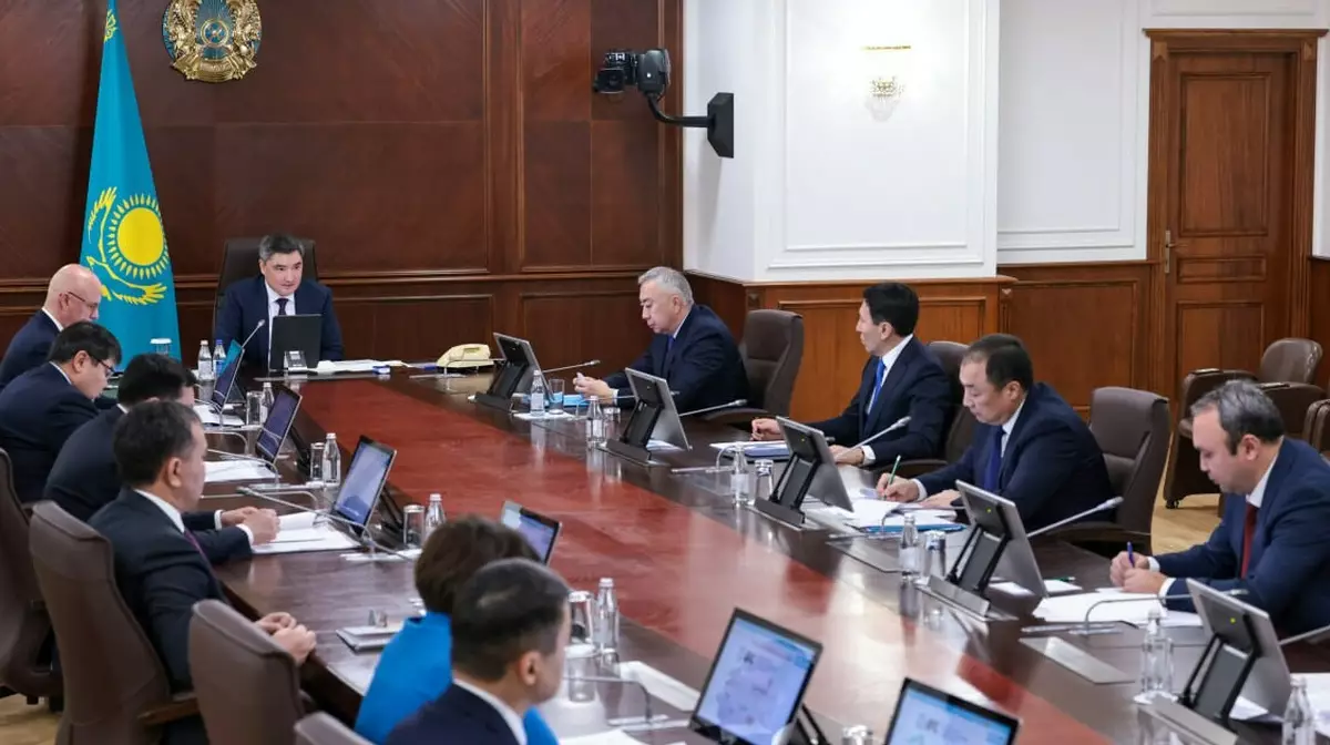 Премьер-министр РК Олжас Бектенов провел совещание по развитию авиахабов и автодорожной отрасли