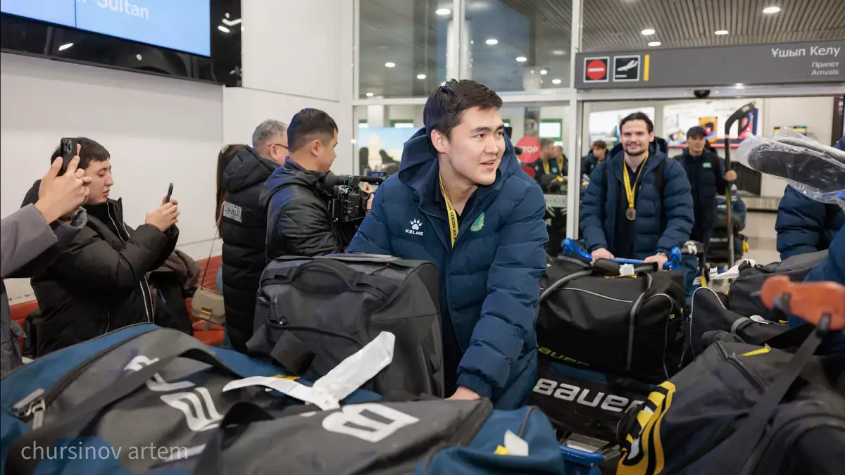 Екі дүркін Азия чемпионы атанған Қазақстан хоккейшілері елге оралды