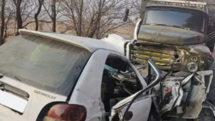 Три человека погибли в лобовом столкновении Matiz и грузовика в Джизаке